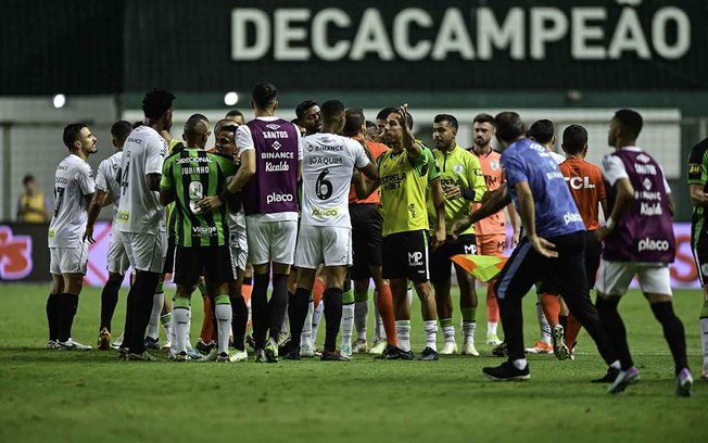 Jogo entre América e Santos teve lance bastante polêmica que gera debates até hoje 