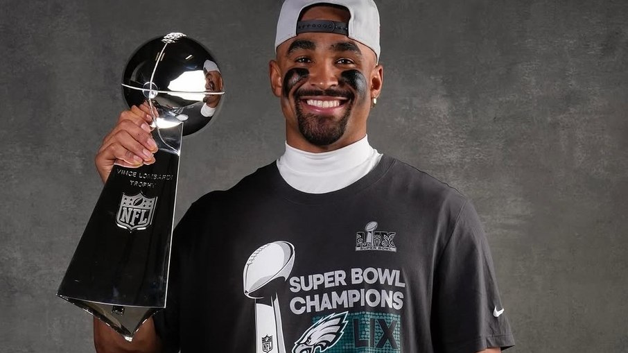 Jalen Hurts voltou ao Super Bowl dois anos após derrota para os Chiefs e conseguiu a taça Jalen Hurts voltou ao Super Bowl dois anos após derrota para os Chiefs e conseguiu a taça