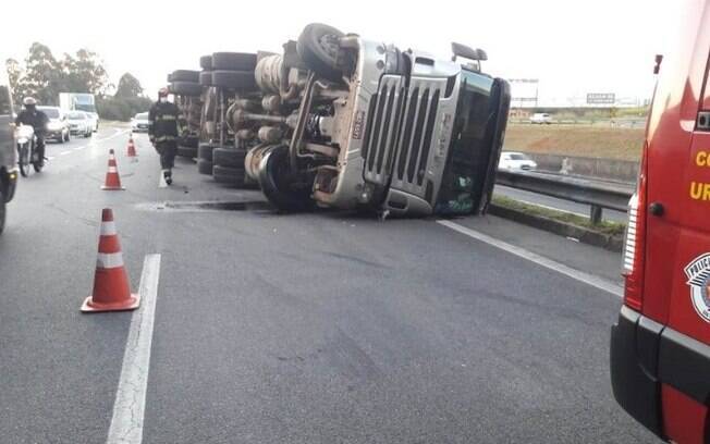 Caminhão carregado com algodão tomba na Anhanguera, em Valinhos