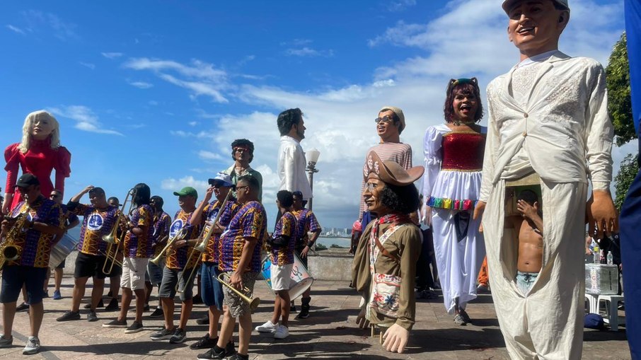 Foliões reunidos para o tradicional encontro de bonecos gigantes em Olinda