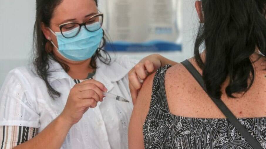 Vacinação contra a Covid-19 no Brasil está em ritmo lento