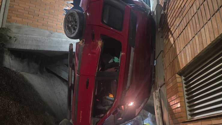 Carro atravessa muro, despenca dentro de IFSC e fica pendurado