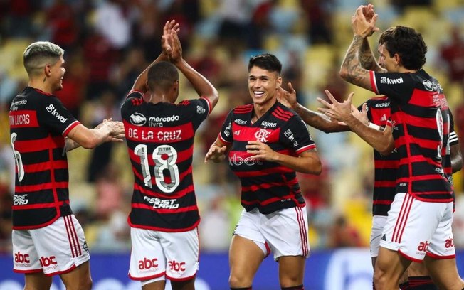 Luiz Araújo é celebrado após fazer o primeiro gol  do Flamengo sobre o São Paulo