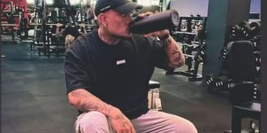 MC Binn rebate cobrança sobre fotos sem camisa: "Sou gordo"