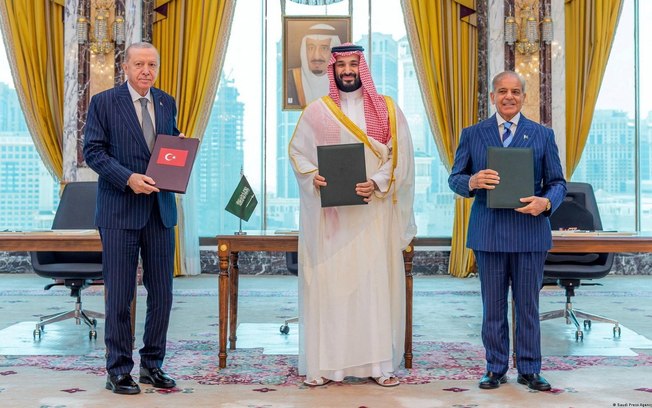 O presidente turco Recep Tayyip Erdogan (E), o príncipe saudita Mohammed bin Salman e o premiê paquistanês Shehbaz Sharif (D) se reuniram em Meca, na Arábia Saudita O presidente turco Recep Tayyip Erdogan (E), o príncipe saudita Mohammed bin Salman e o premiê paquistanês Shehbaz Sharif (D) se reuniram em Meca, na Arábia Saudita