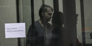 Bolsonaro vai até a saída da PF para se despedir de Michelle