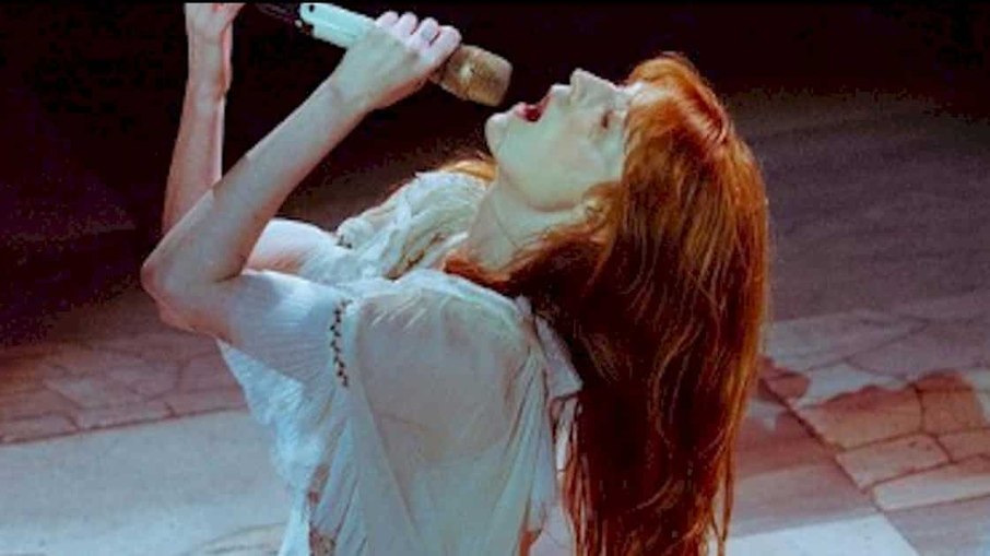 Florence Welch revela ter passado por cirurgia de emergência