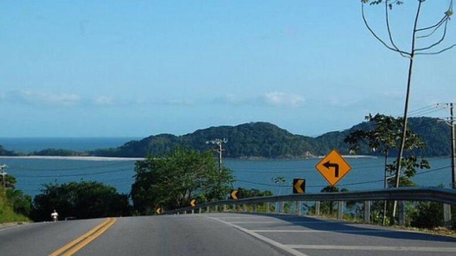Rodovia Rio-Santos em trecho da SP-055. Rodovia Rio-Santos em trecho da SP-055.