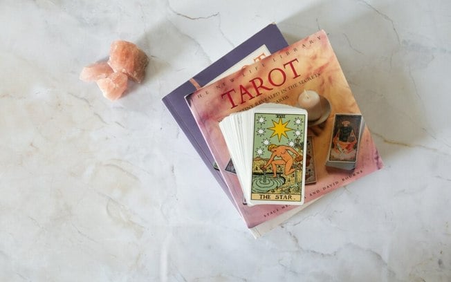 30 Perguntas Profundas para o Tarot antes do Dia dos Namorados