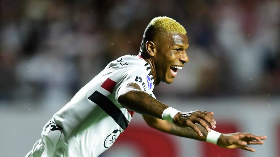 Arboleda marcou o primeiro gol do São Paulo na vitória sobre o Juventude