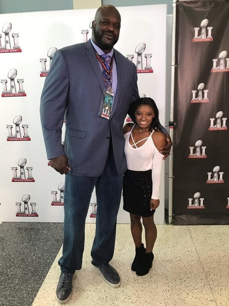 Simone Biles ao lado de Shaquille O'Neal