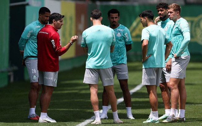 Jogadores do Palmeiras durante treinamento nesta segunda-feira (19)