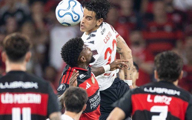 Léo Ortiz em ação durante o jogo entre Flamengo e Estudiantes