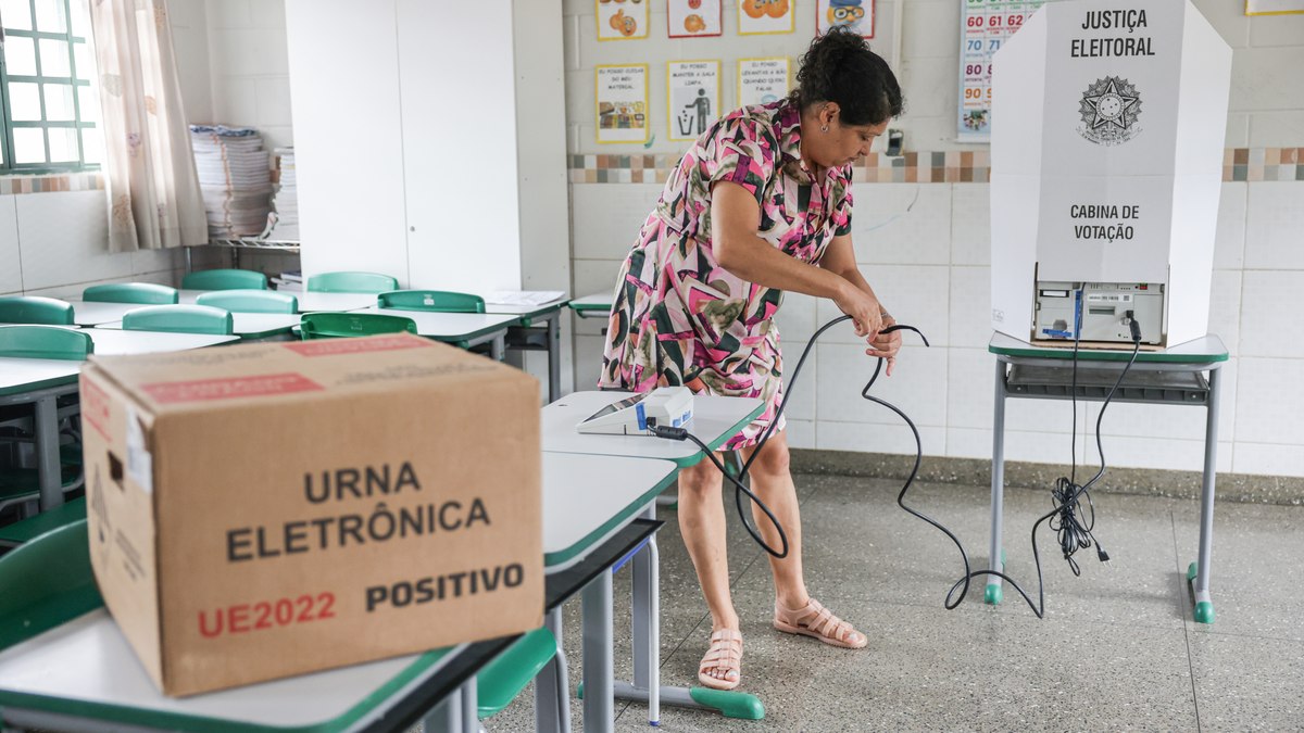 Mesário montam urnas eletrônicas em uma escola pública para o primeiro turno das eleições Mesário montam urnas eletrônicas em uma escola pública para o primeiro turno das eleições