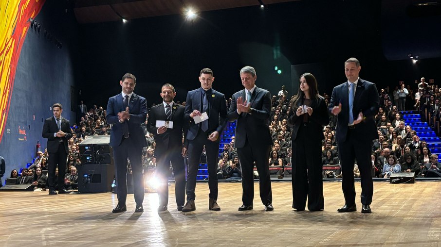 Foto com os aprovados nas 3 primeiras colocações de cada cargo (escrivães, peritos e médicos-legistas), que receberam a carteira funcional de Tarcísio