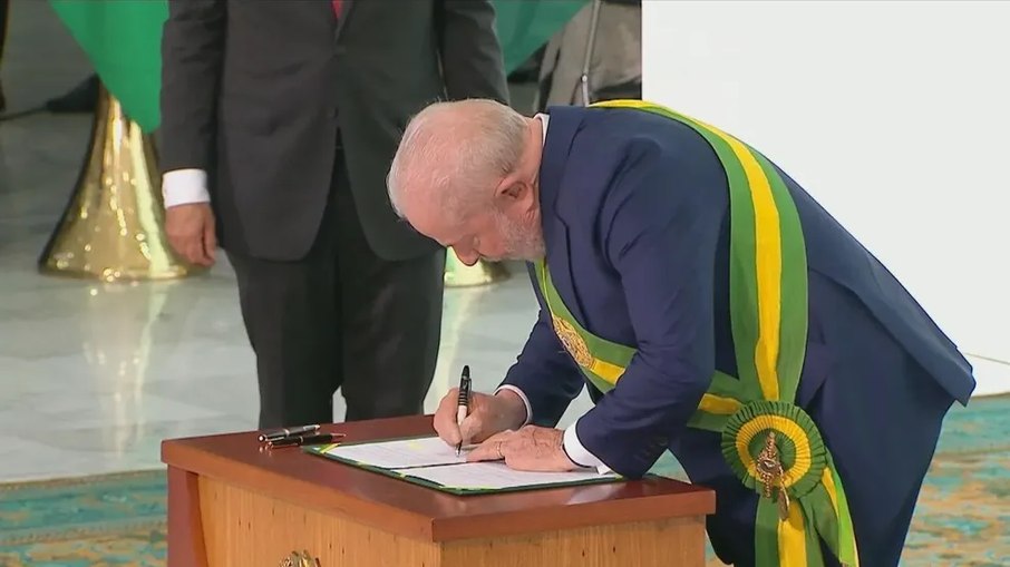 Lula assinou os primeiros decretos ainda durante a posse no dia 1º de janeiro