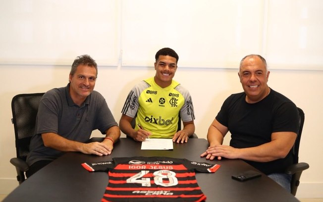 Flamengo anuncia renovação de contrato com o volante Igor Jesus e também o atacante Werton