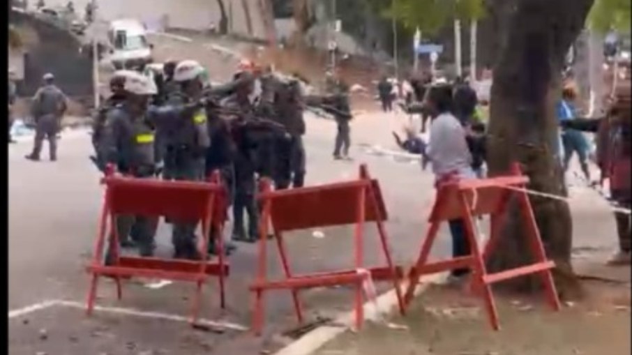 Imagens registradas no local mostram policiais e manifestantes cercados por uma intensa fumaça, que aparenta ser provocada pelo uso de bombas de gás e de efeito moral durante a confusão Imagens registradas no local mostram policiais e manifestantes cercados por uma intensa fumaça, que aparenta ser provocada pelo uso de bombas de gás e de efeito moral durante a confusão