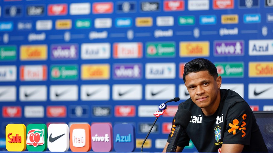 Douglas Santos em coletiva da Seleção Brasileira Douglas Santos em coletiva da Seleção Brasileira