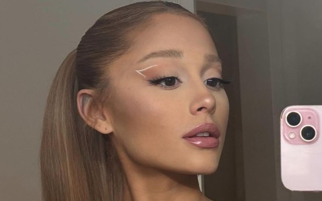 Ariana Grande nega ‘foxy eyes’ e revela truque para olhar mais elevado