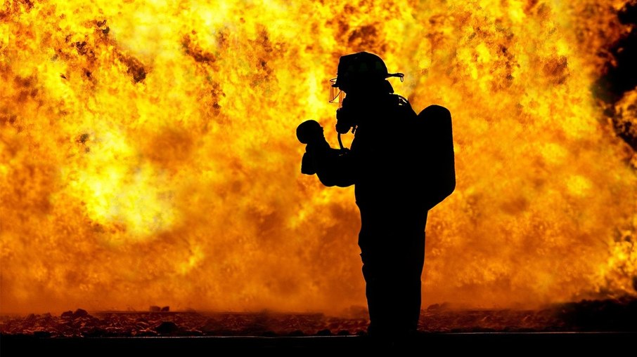 Segundo o Corpo de Bombeiros, o incêndio destruiu completamente o barraco onde as crianças estavam Segundo o Corpo de Bombeiros, o incêndio destruiu completamente o barraco onde as crianças estavam