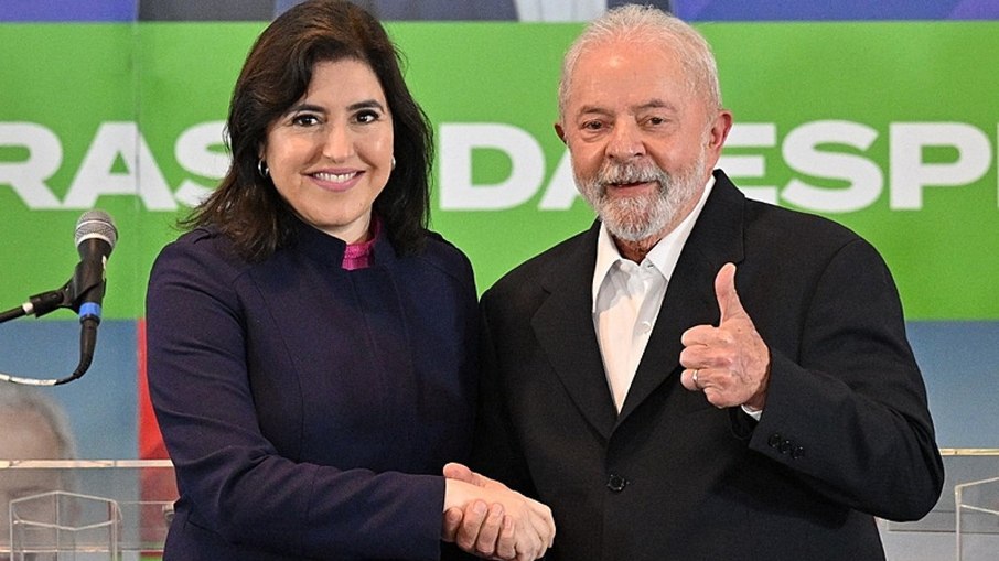 Simone Tebet cumprimentando o presidente Lula