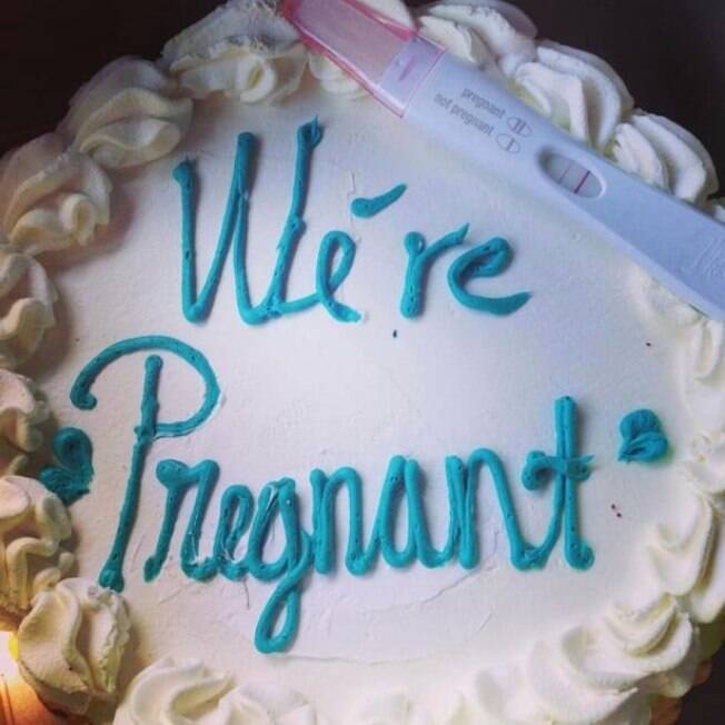Casal foi duramente criticado por colocar um teste de gravidez usado por cima do bolo para comemorar a notícia