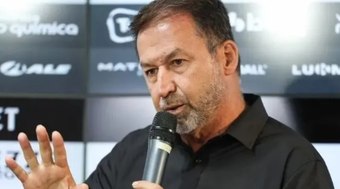 Presidente do Corinthians bate boca com repórter durante coletiva