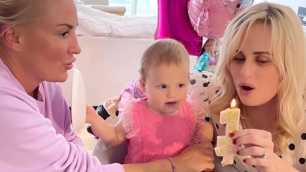 Rebel Wilson comemora primeiro aniversário da filha Royce Lillian, ao lado da namorada Ramona Agruma