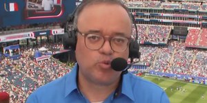 Everaldo Marques reclama de calor em cobertura da Copa do Mundo