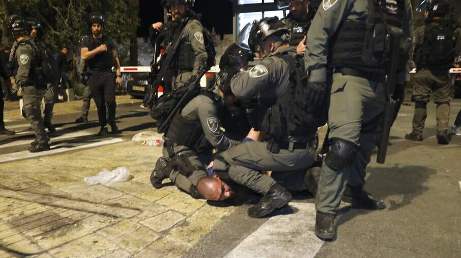  Conflito entre israelenses e palestinos deixa centenas de feridos em Jerusalém