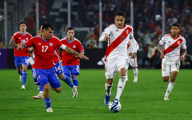 Medel em ação na partida do Chile contra o Peru, pelas Eliminatórias Medel em ação na partida do Chile contra o Peru, pelas Eliminatórias