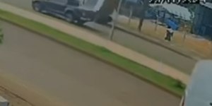 VÍDEO: motorista capota carro após bater em carreta na BR-101 durante fuga da PRF