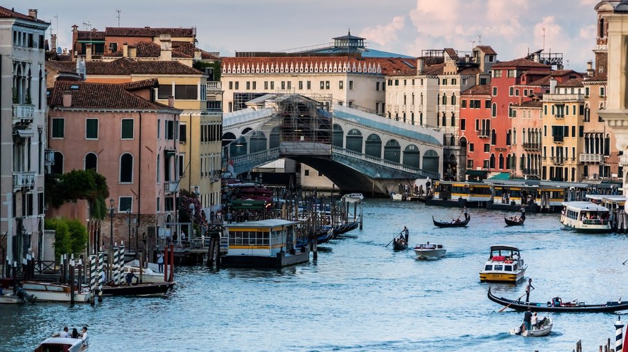 Homem que pulou em canal de Veneza é criticado por prefeito