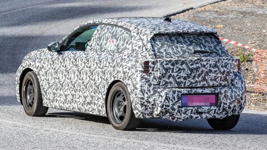 Protótipo antecipa as proporções da próxima geração do Peugeot 208, que terá mudanças na carroceria e na cabine. Protótipo antecipa as proporções da próxima geração do Peugeot 208, que terá mudanças na carroceria e na cabine.