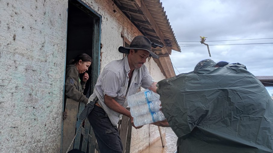 As missões para levar ajuda humanitária continuam sendo realizadas de acordo com as necessidades identificadas pelas equipes que estão nos municípios