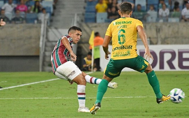 Fernández tenta um passe mais esticado Fernández tenta um passe mais esticado