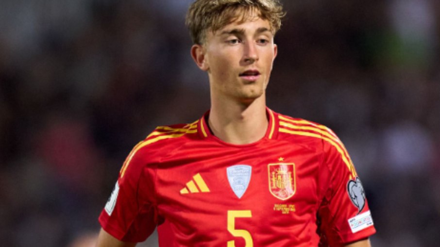 Dani Huijsen com a camisa da seleção espanhola