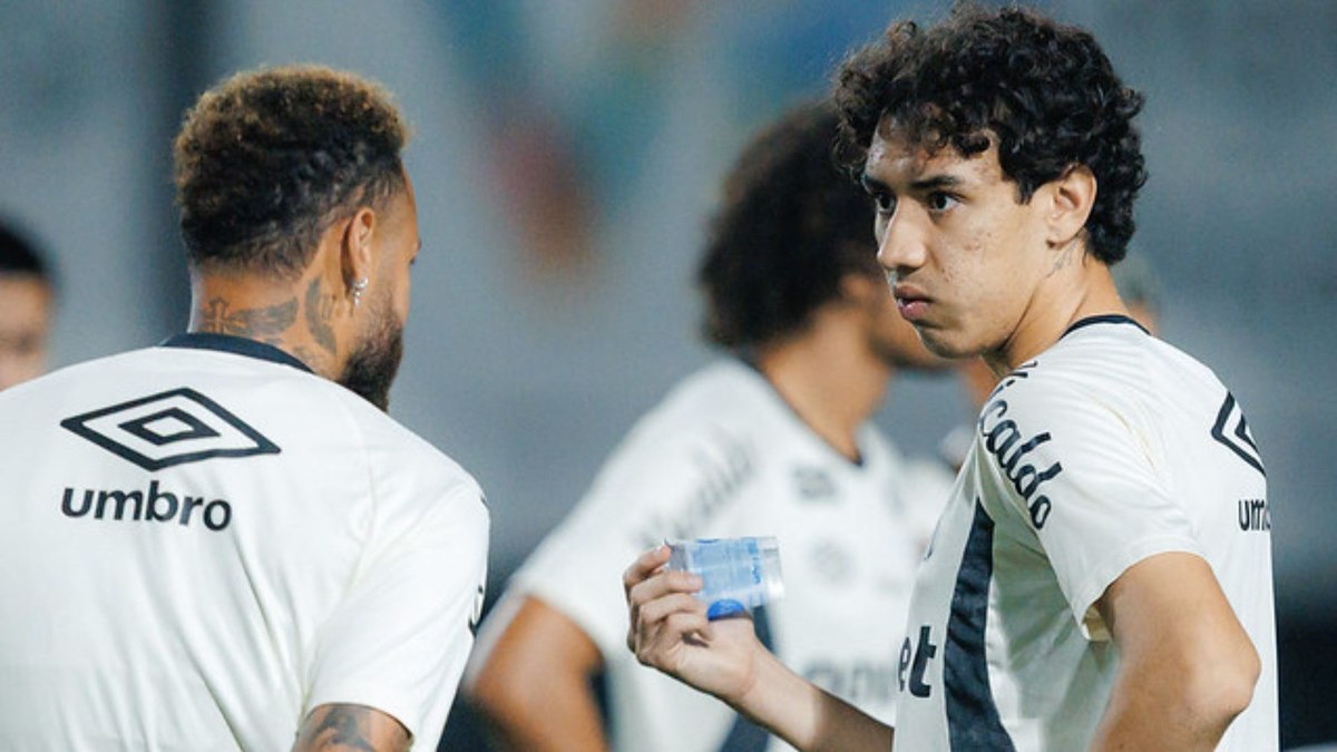 "Moleque"? Neymar ironiza polêmica e posa com jogador do Santos