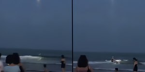 VÍDEO: drone impede homem de entrar no mar à noite na China