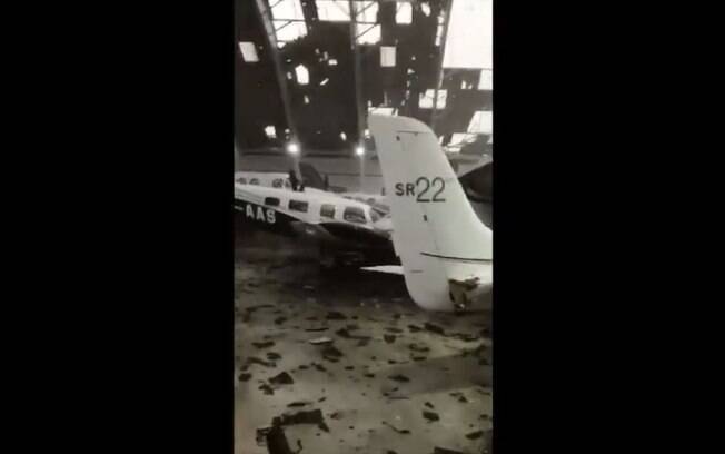 Chuvas fortes  destroem hangar de aviões no aeroporto Campo de Marte, em São Paulo