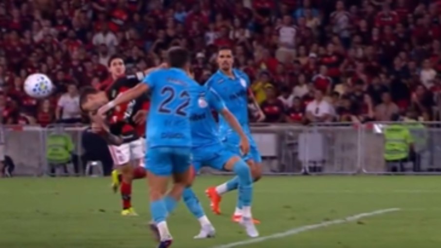 Arrascaeta cai após choque com Barreal na área