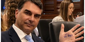 "Cortina de fumaça": Flávio Bolsonaro ataca nova operação da PF