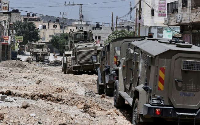 Blindados de Israel participam de operação militar em Jenin