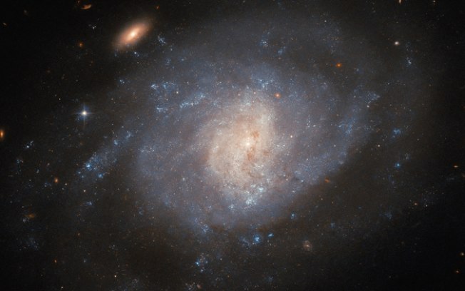 Astrônomo amador encontra supernova em galáxia espiral