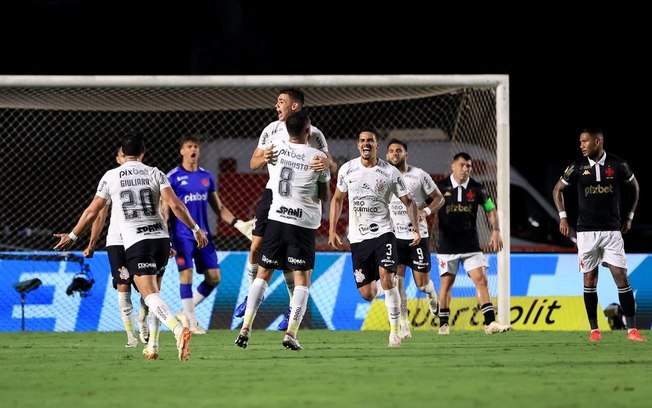 De virada, Corinthians vence, respira na tabela e complica o Vasco na luta contra o Z4