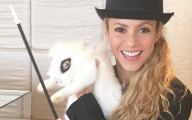 Shakira brincando de mágica com um de seus coelhos