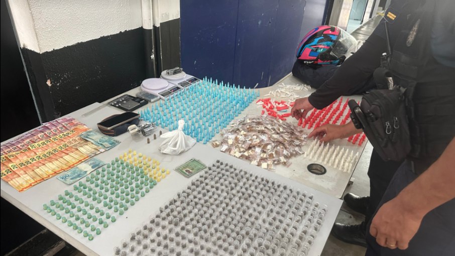 Guarda Municipal apreende crack, haxixe, maconha e cocaína Guarda Municipal apreende crack, haxixe, maconha e cocaína