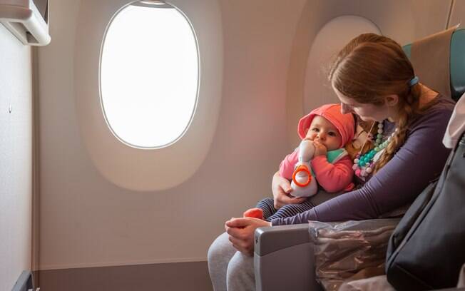 Além de encontrar os melhores assentos do avião, é bom evitar voos noturnos se você vai viajar com crianças