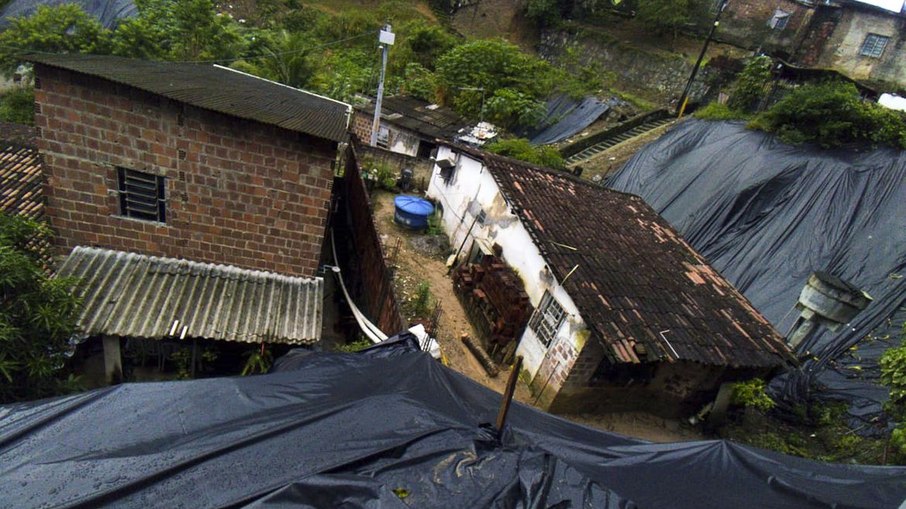 Chuvas provocam alagamentos e deslizamentos em Pernambuco